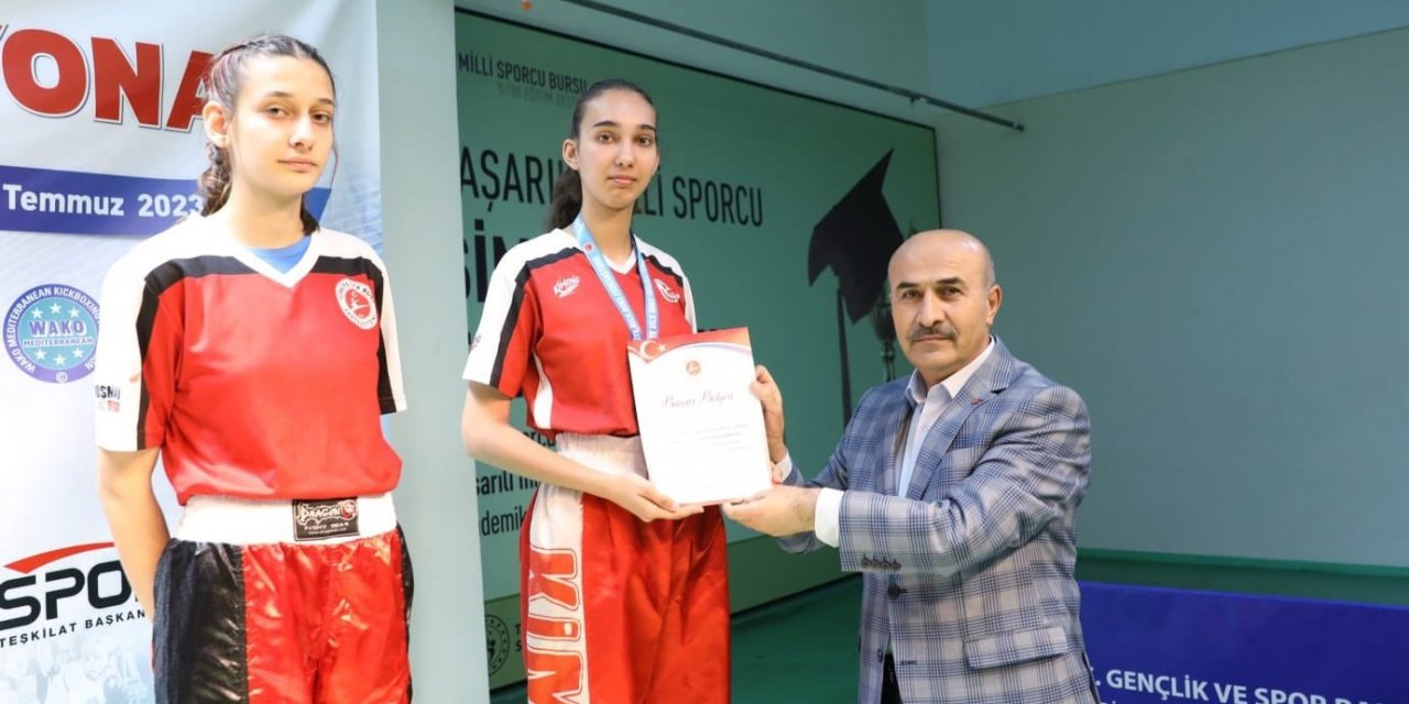 Milli takıma seçilen sporcular, madalyalarını Vali Demirtaş’ın elinden aldı