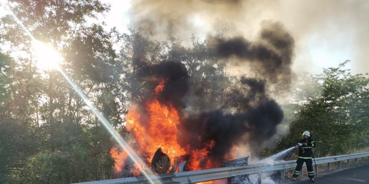 Takla atarak yanan araçta hayatını kaybetti