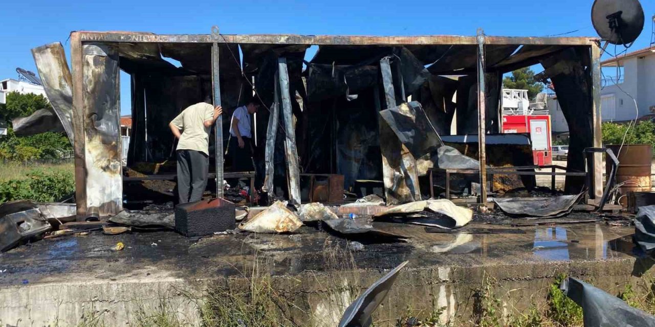 Antalya’da otel personelinin kaldığı yangında konteyner kullanılamaz hale geldi