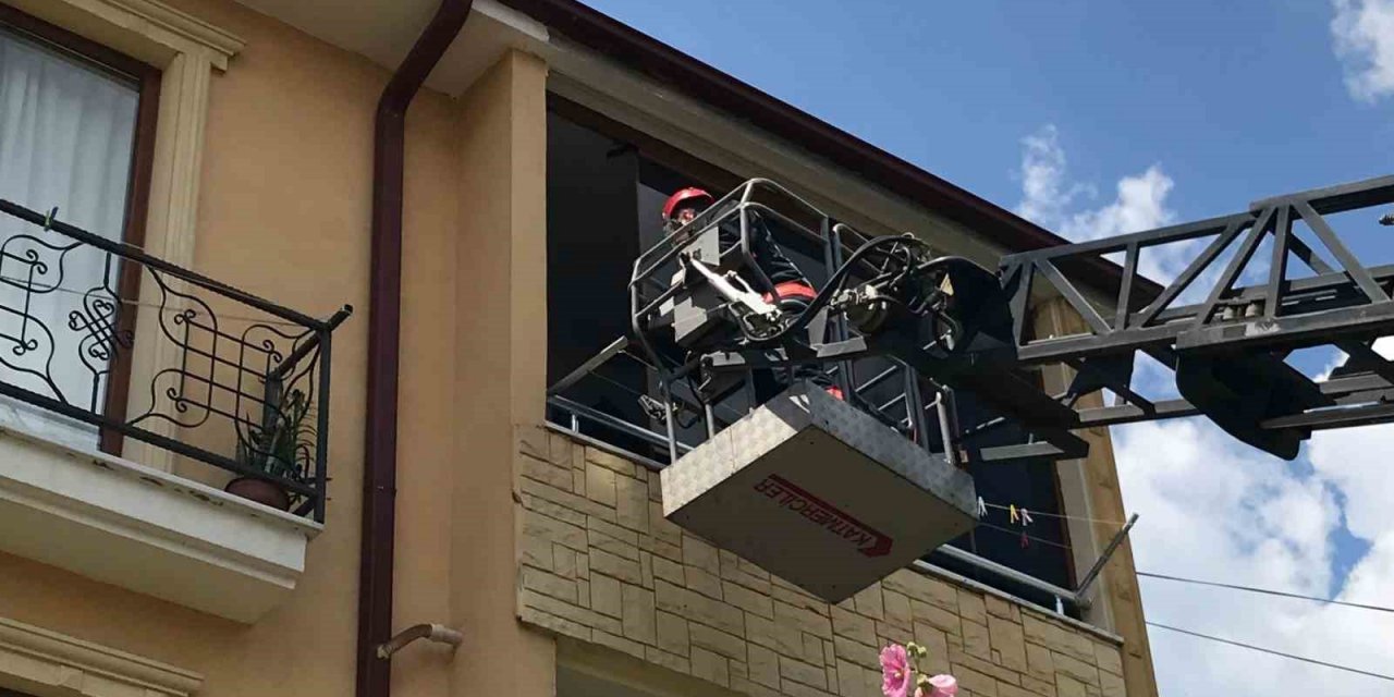 Evde kilitli kalan çocuk itfaiye ekiplerince kurtarıldı