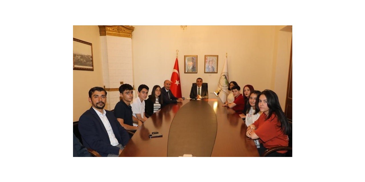 Vali Öksüz, başarılı öğrencileri makamında ağırladı