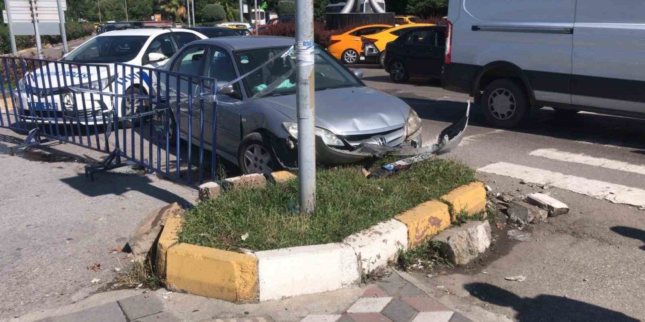 Freni patlayan otomobil refüje çarptı