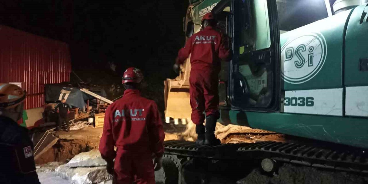 Sağanak yağıştan çöken menfezin altında kalan 3 işçiden 2’si kurtarıldı, 1’i için çalışmalar sürüyor