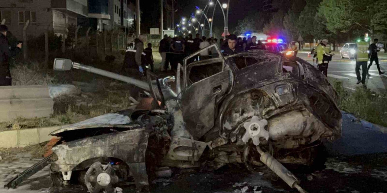 Niğde’de otomobil yayaya çarptıktan sonra yandı: 3 ölü