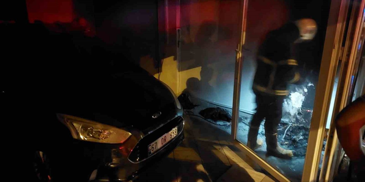 Oto aksesuar dükkanında çıkan yangında faciadan dönüldü