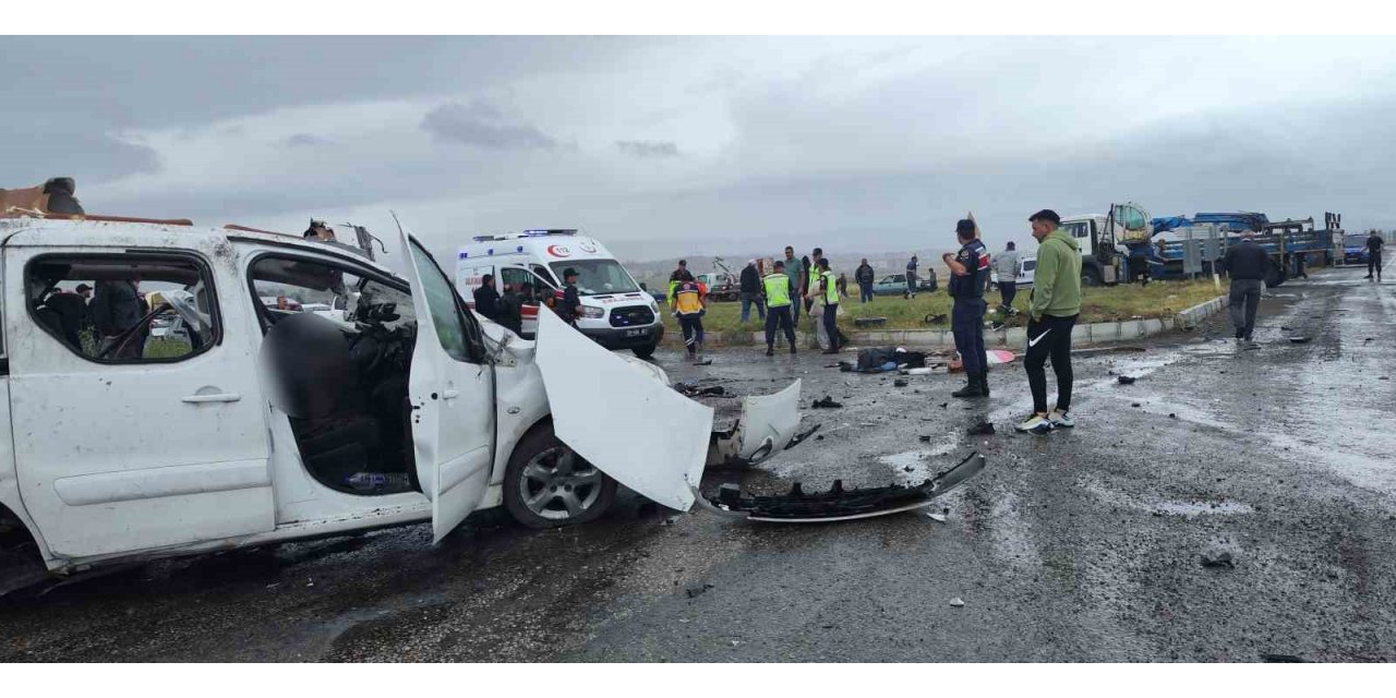 Feci kazada ölü sayısı yükseldi, baba ve iki oğlu hayatını kaybetti