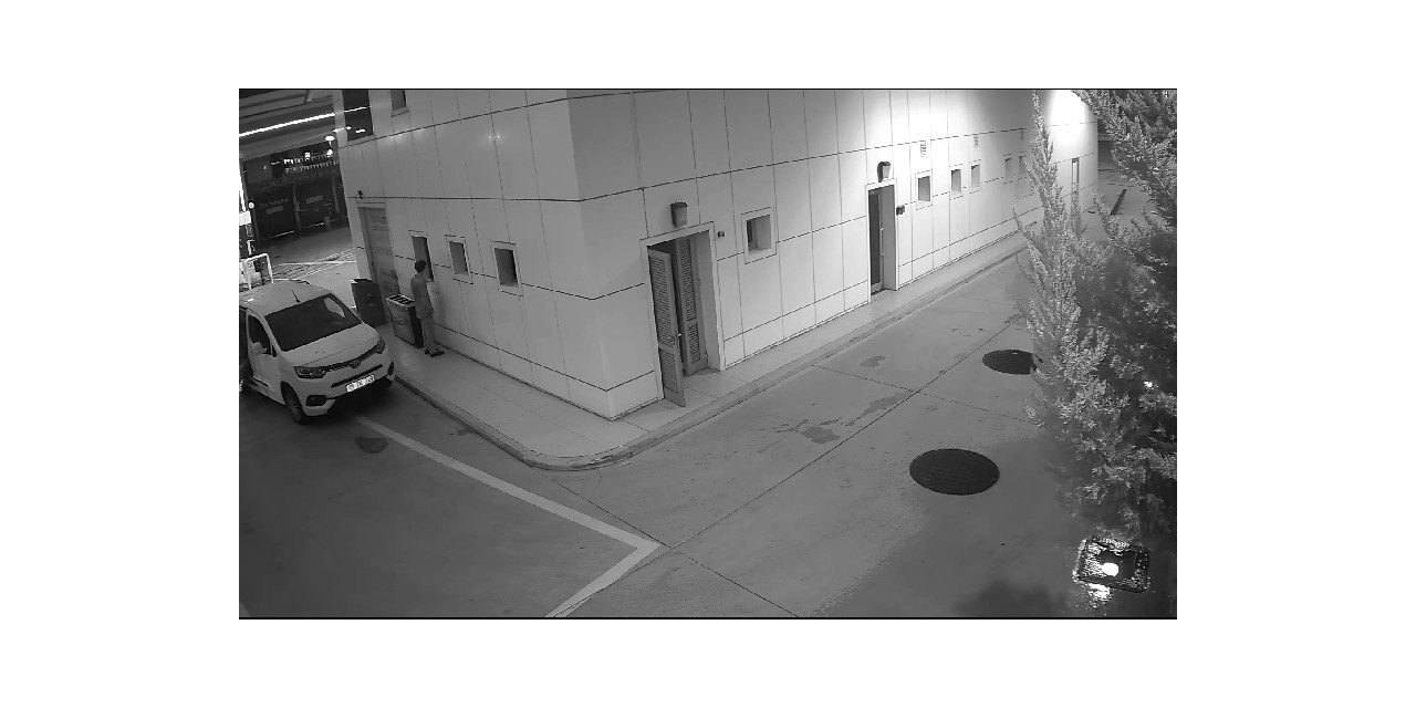 Elini kolunu sallayarak geldi, telefonu çalıp “mutlu” bir şekilde kaçtı