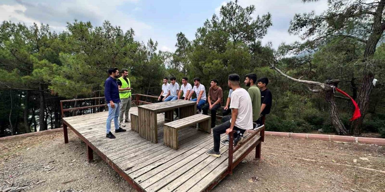 Kozan’da gençler doğa temizliği yaptı