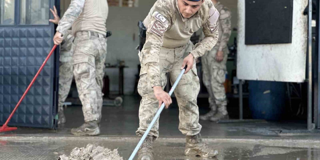 Mehmetçik temizliğe destek veriyor