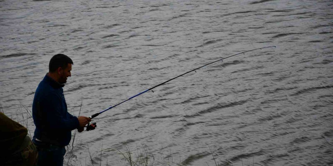 En büyük turna balığını tutarak ödülün sahibi oldu
