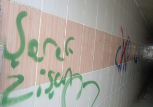 Duvarlara yazılan yazılar görsel kirliliğe neden oluyor