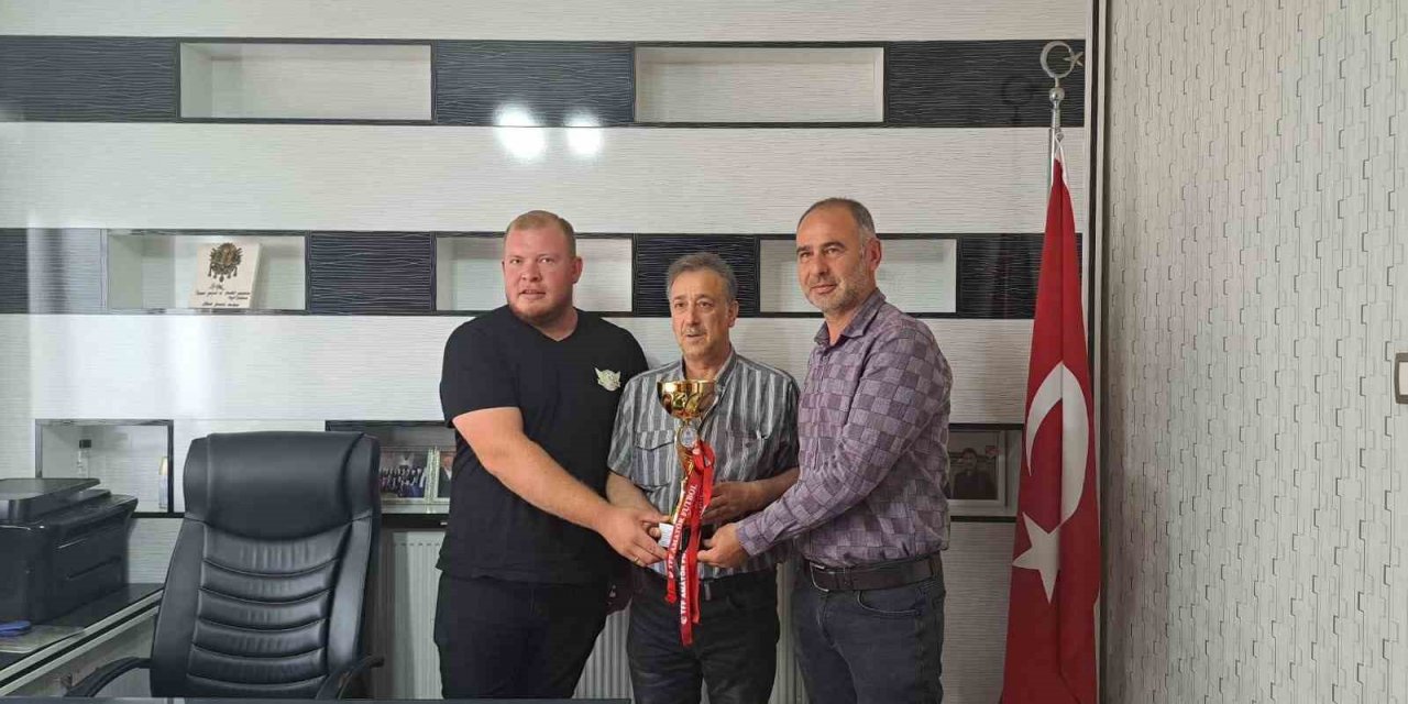 Gülümbespor şampiyonluk kupasını aldı