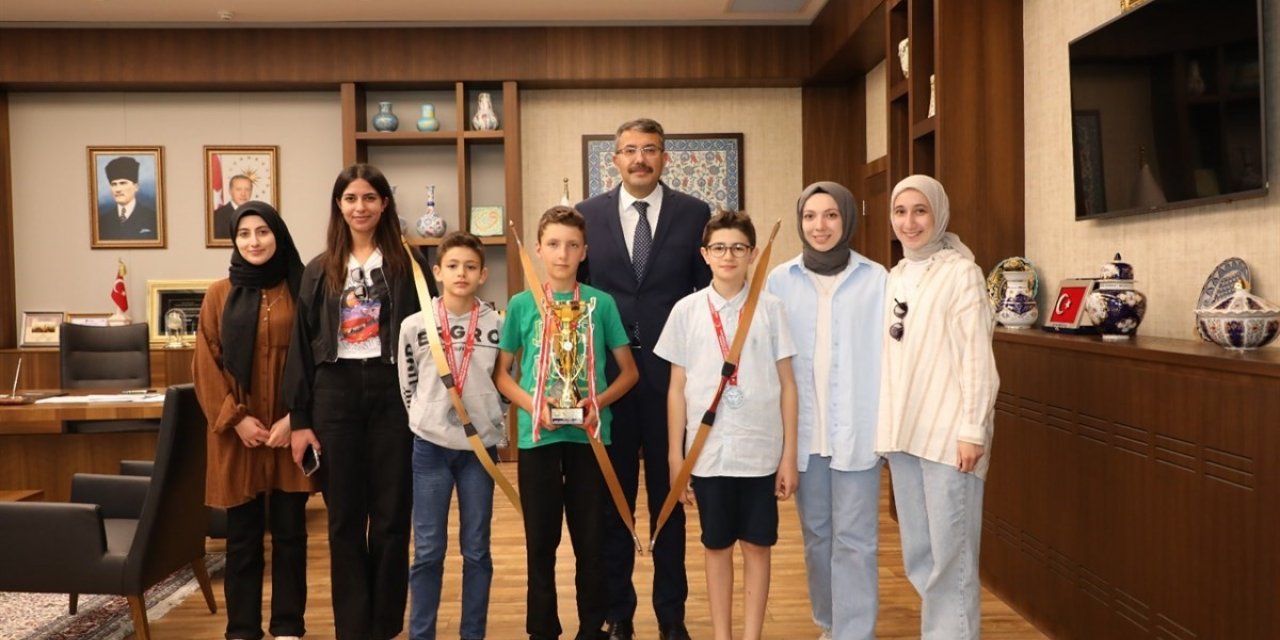 Türkiye ikincisi olan okçuları tebrik etti