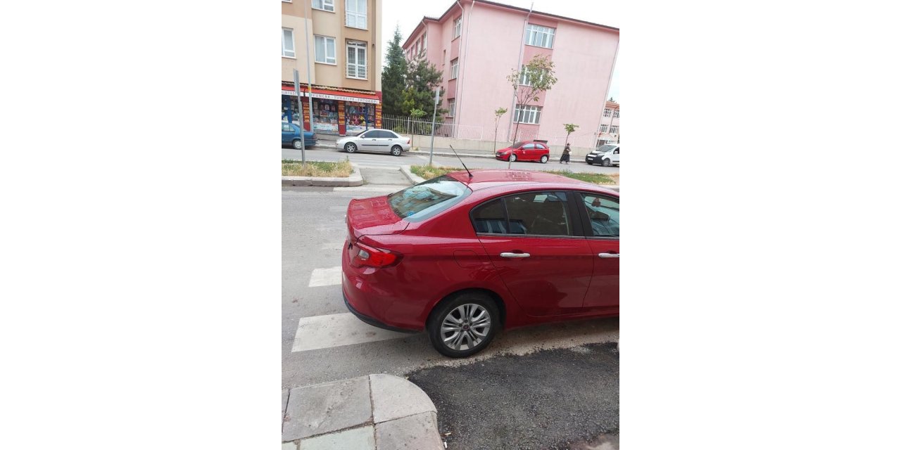 Yaya geçidine çift taraflı olarak park edilen araçlar engelli rampasının önünü kapattı