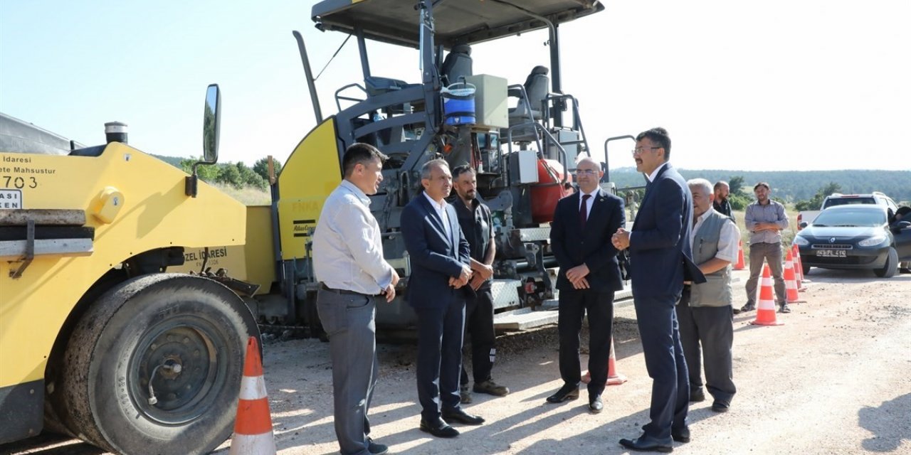 Sıcak asfalt çalışmalarını inceledi