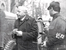 Asker eşi Erbakan'a çantayla vurmuş!