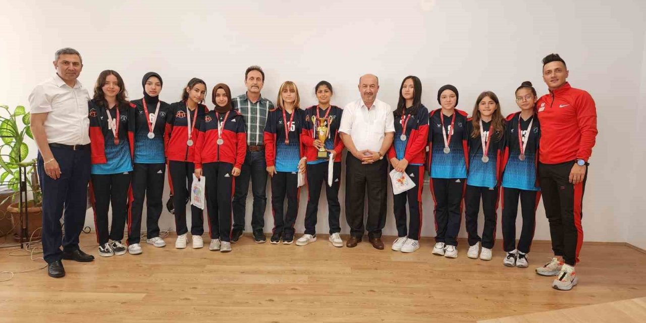 Adnan Menderes Ortaokulu Yıldız Kızlar Ragbi takımı Türkiye ikincisi