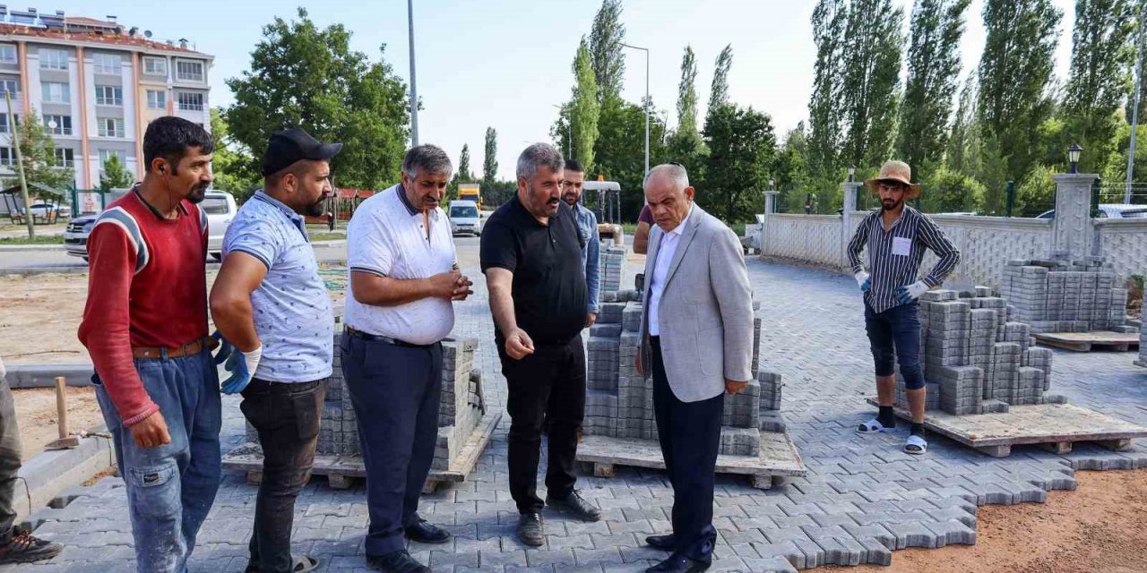 Yahyalı’da yeni açılan yollara parke döşeniyor