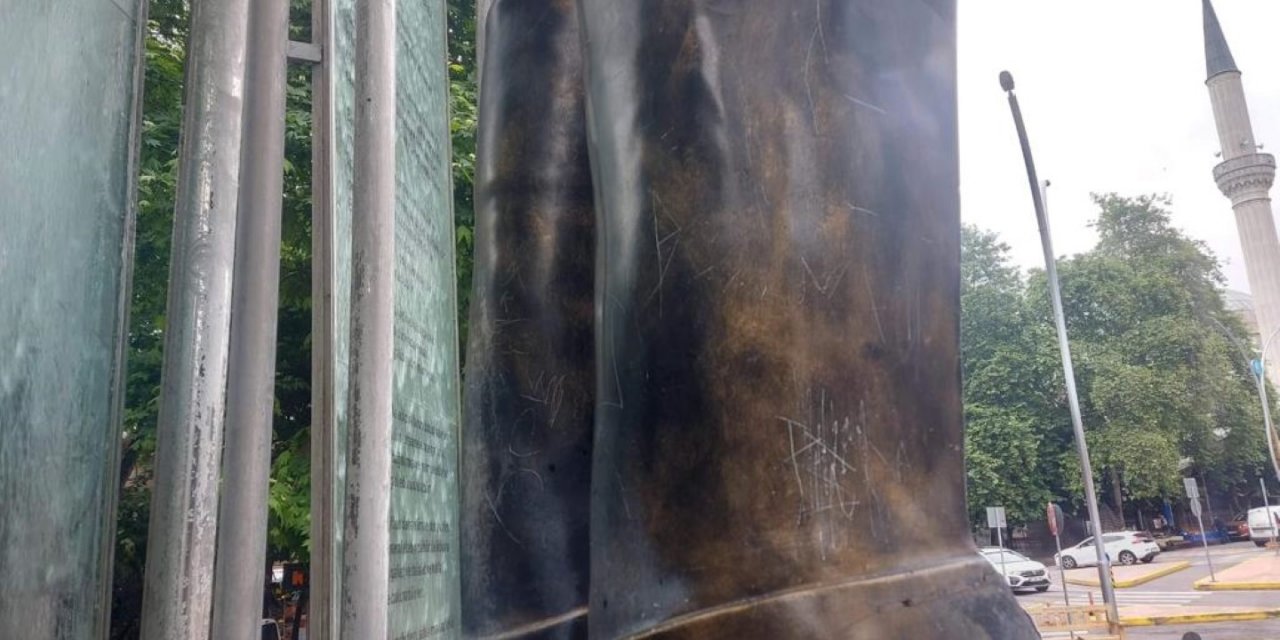 Atatürk heykeline zarar vermişlerdi, bakıma alınıyor