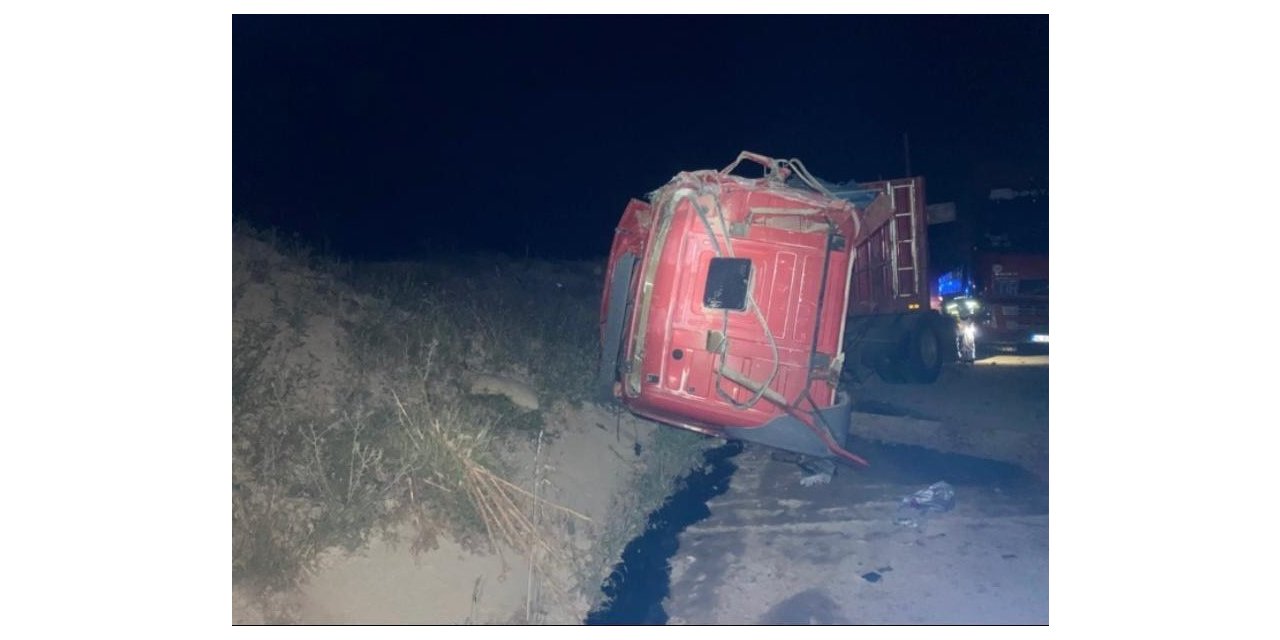 Gediz’de tomruk yüklü tır devrildi: 1 yaralı