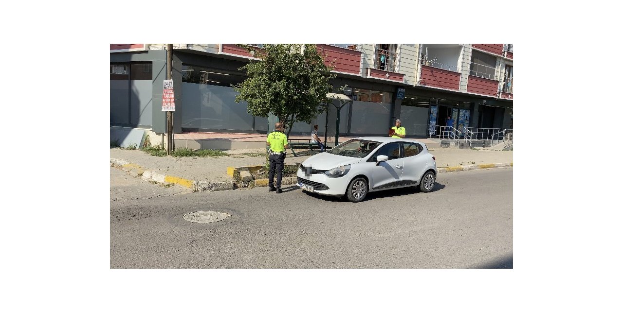 Yolun karşısına geçmeye çalışan çocuğa otomobil çarptı