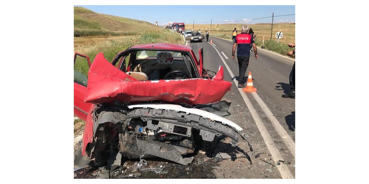 İki otomobil kafa kafaya çarpıştı: 1 ölü, 2 yaralı