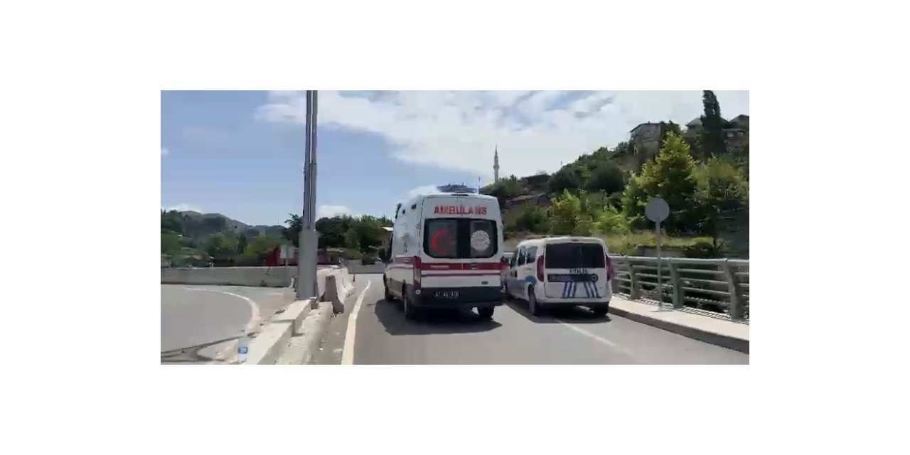 Lastiği çıkan otomobil beton bariyere çarparak durabildi