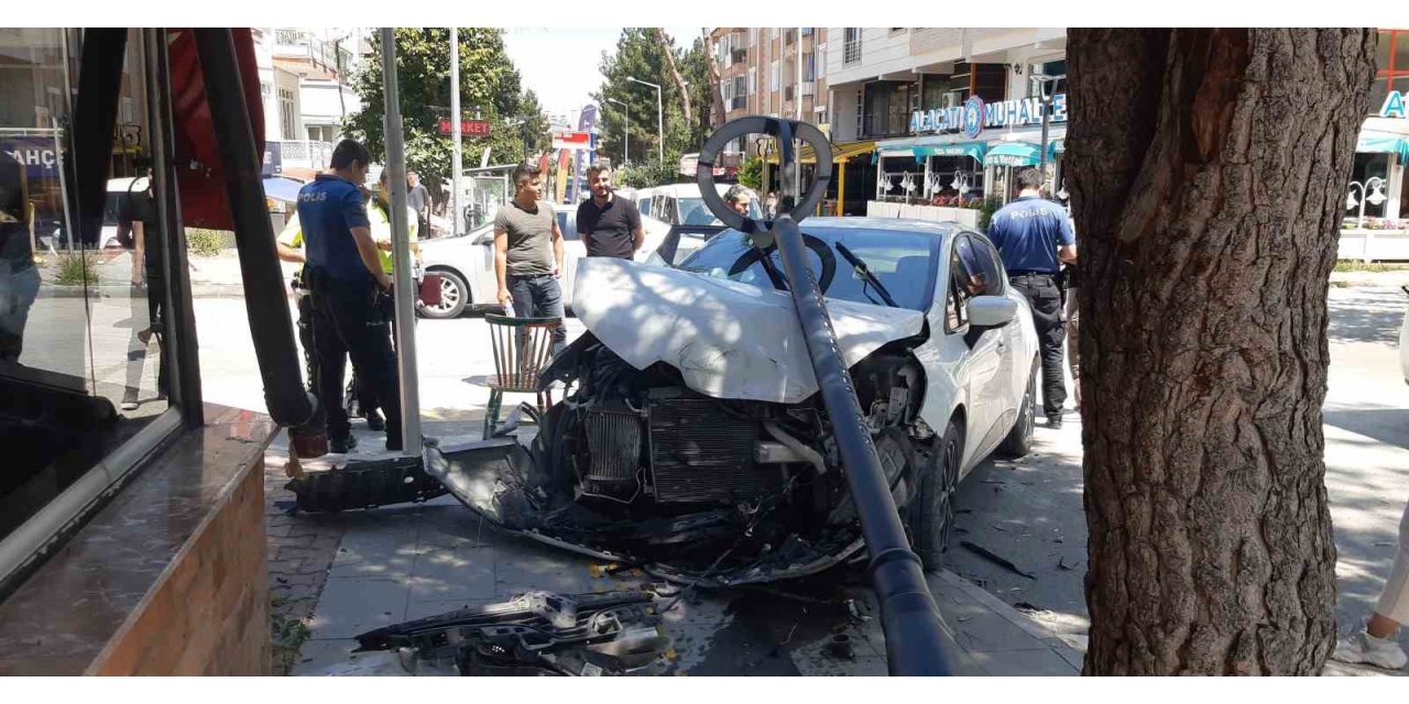 Çarpışan otomobillerden saniyelerle kurtuldu