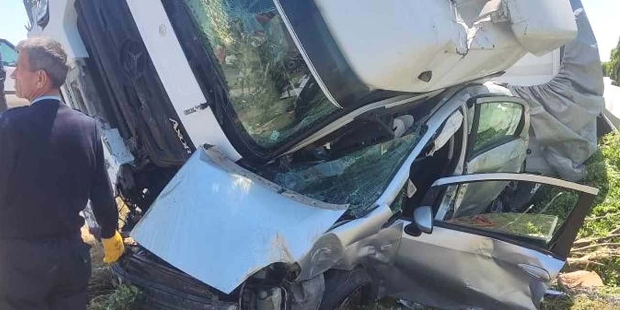 Tırın altında ezilen otomobilde 1 kişi öldü 1 kişi ağır yaralandı