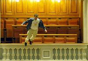 Başbakan konuşurken intihar etti VİDEO