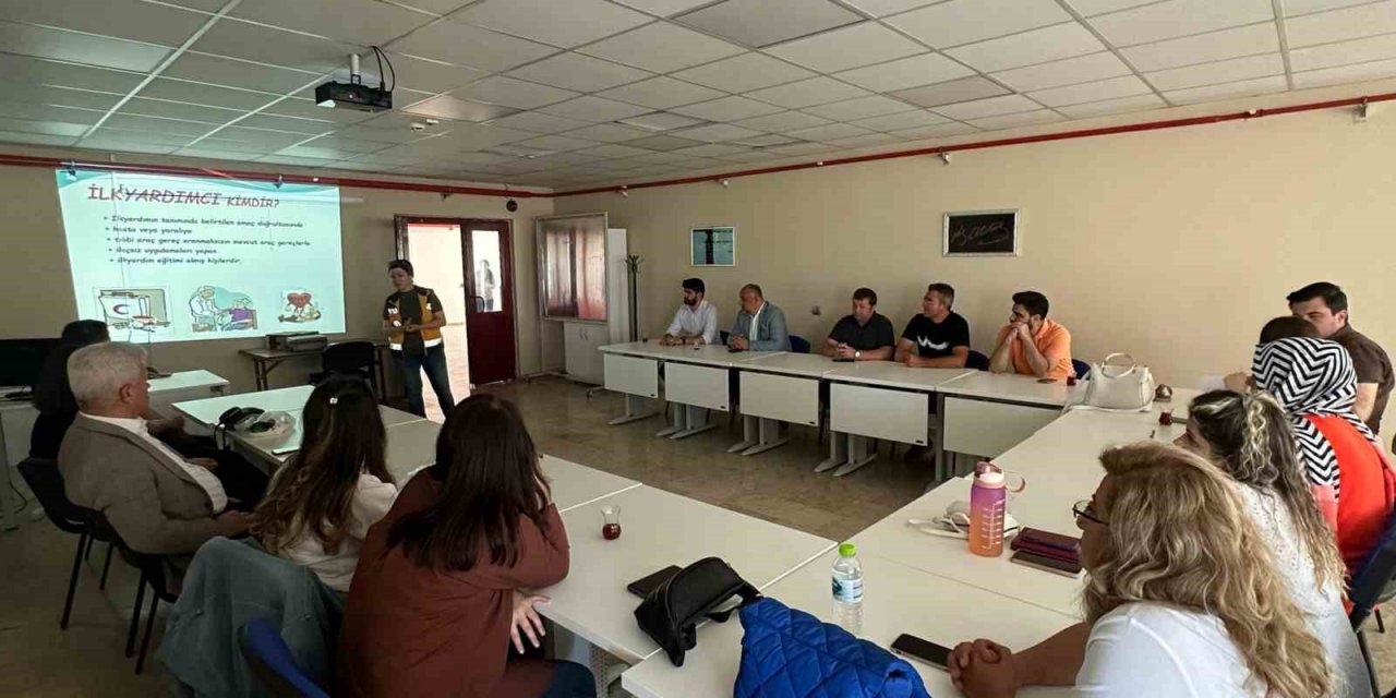 112 çalışanları yurt çalışanlarına ilk yardım eğitimi verdi