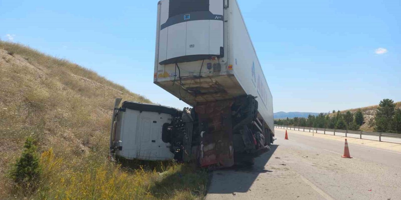 Tırın çarptığı kamyonette 2 kişi yaralandı