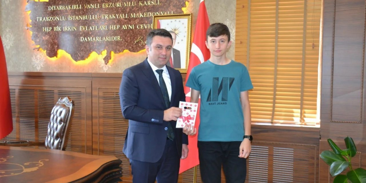 Tosya Kaymakamı Hatam, LGS’de Türkiye birincisi olan 2 öğrenciye ödül verdi