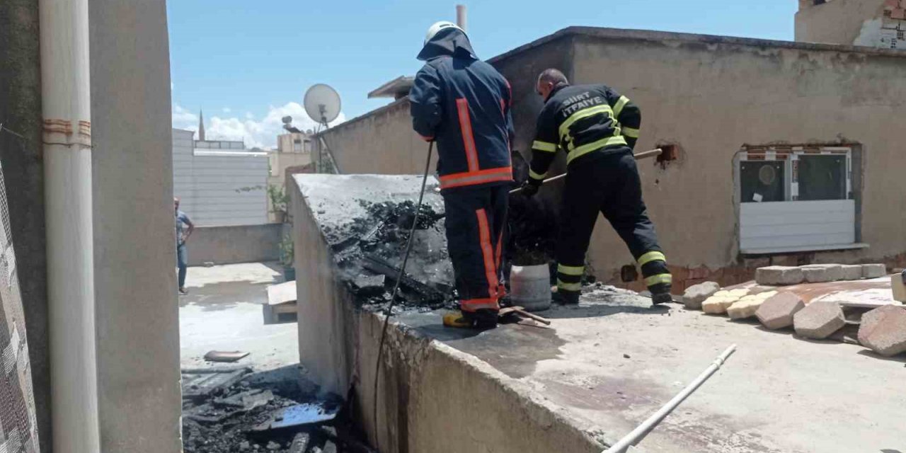 Siirt’te bir apartmanın çatısında çıkan yangın korkuttu