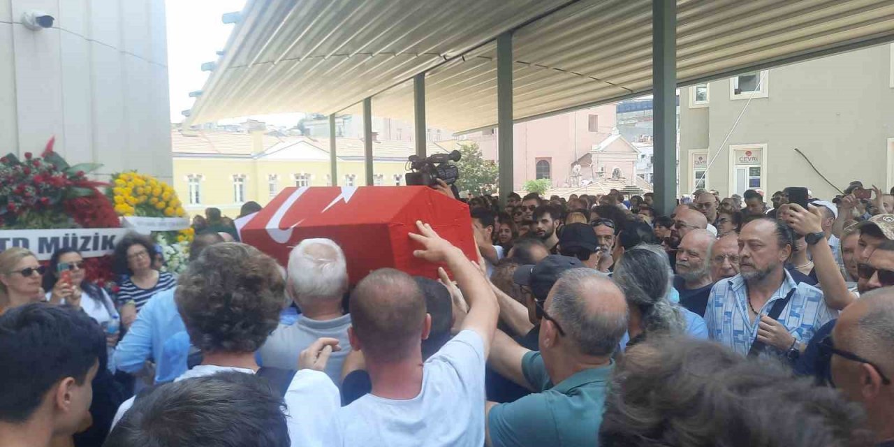 Sanatçı Özkan Uğur son yolculuğuna uğurlandı