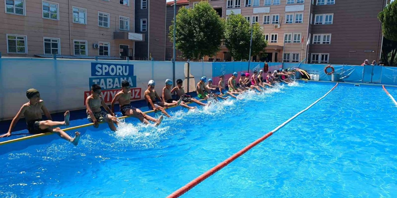 Sarıgöl’de yüzme kursuna büyük ilgi