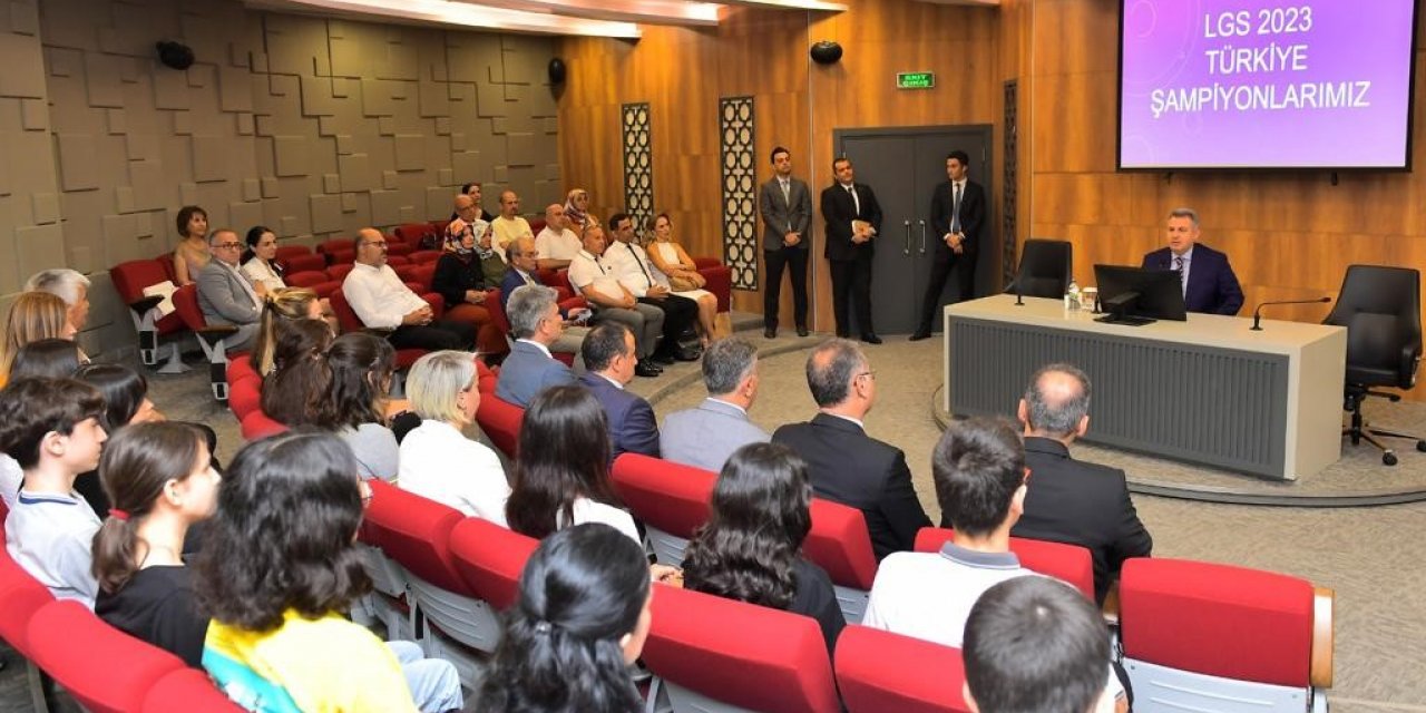 LGS’de 500 tam puan alan öğrenciler Vali Elban ile buluştu