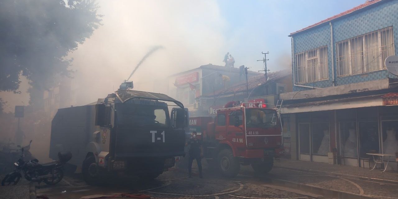 Muğla’da korkutan yangın: 13 iş yeri zarar gördü