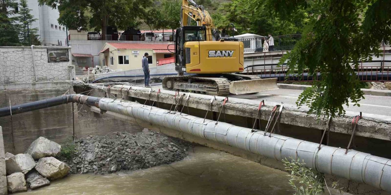 Gümüşhane’de riskli köprünün yıkımı başladı