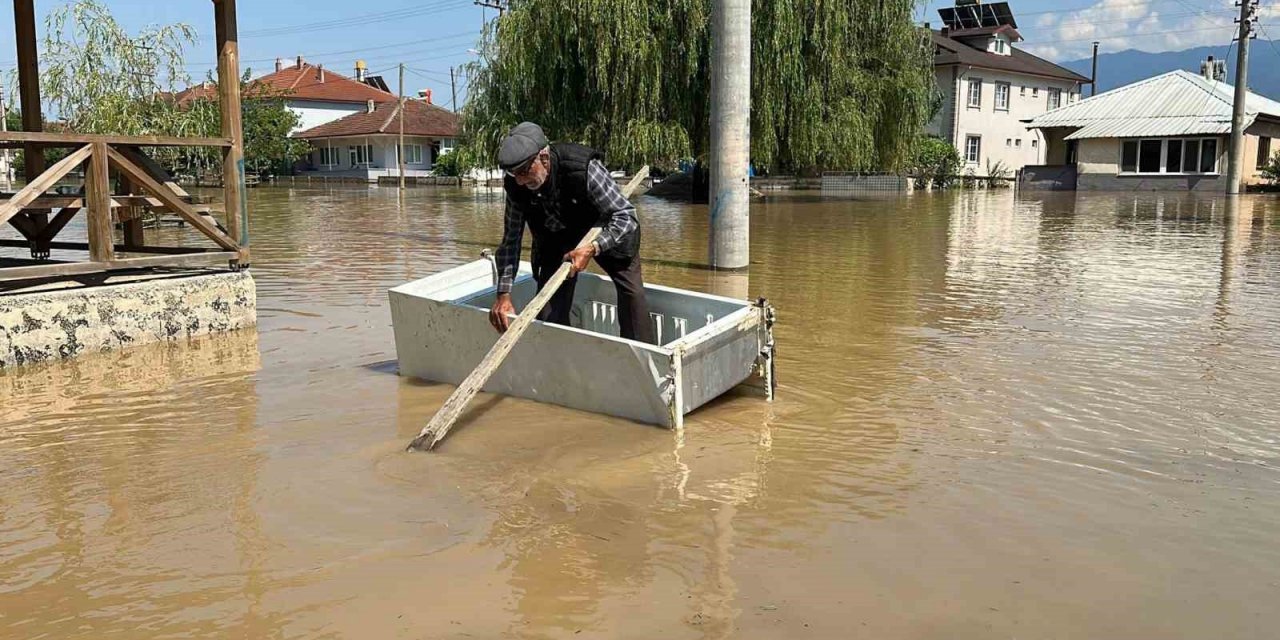 Köy sular altında kaldı, buzdolabını kayık yaptı
