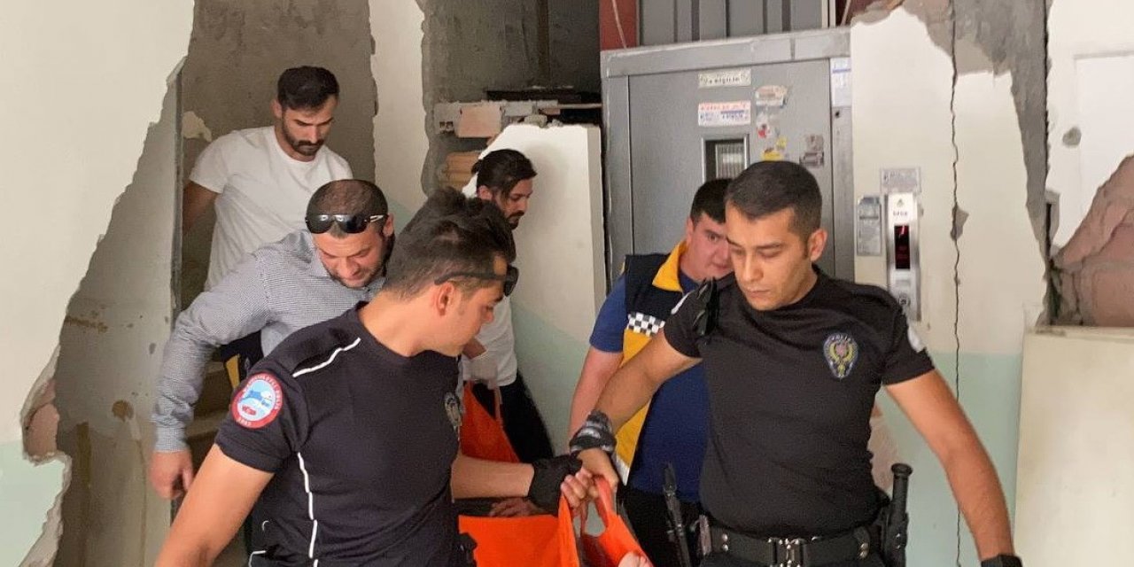 Hırsız ev sahiplerine bıçakla saldırdı: 4 yaralı