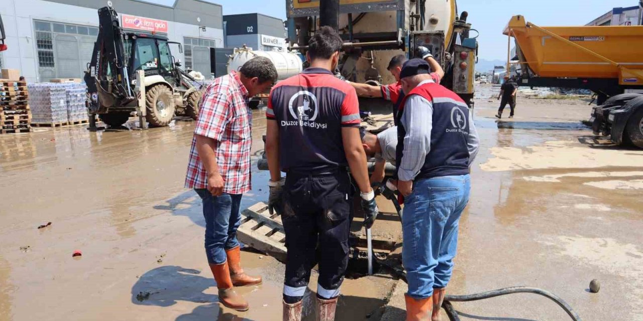 Düzce Belediyesi selin izlerini siliyor
