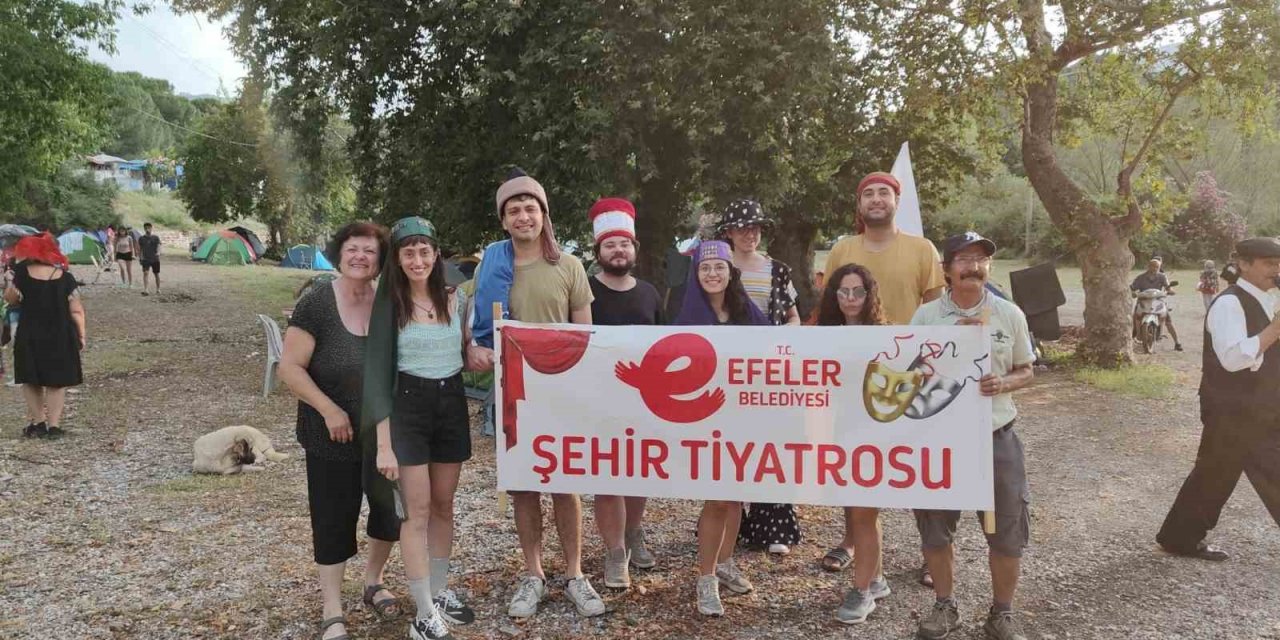 Efeler Belediyesi Şehir Tiyatrosu uluslararası şenliğe renk kattı