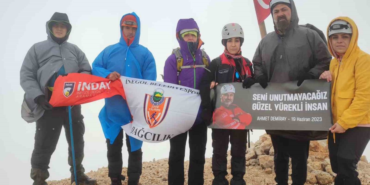 Eğitimini tamamlayan dağcılar zirveye yürüdü