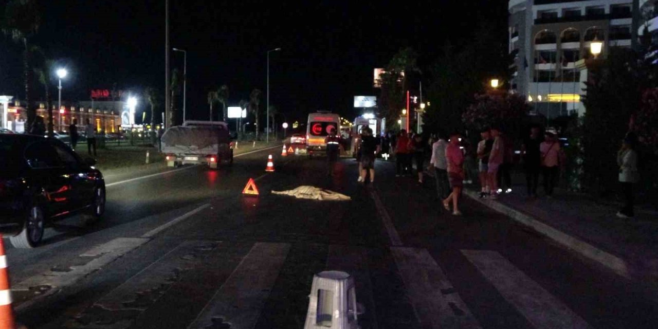 Tur midibüsü yaya geçidindeki turistlerin arasına böyle daldı: 2 ölü