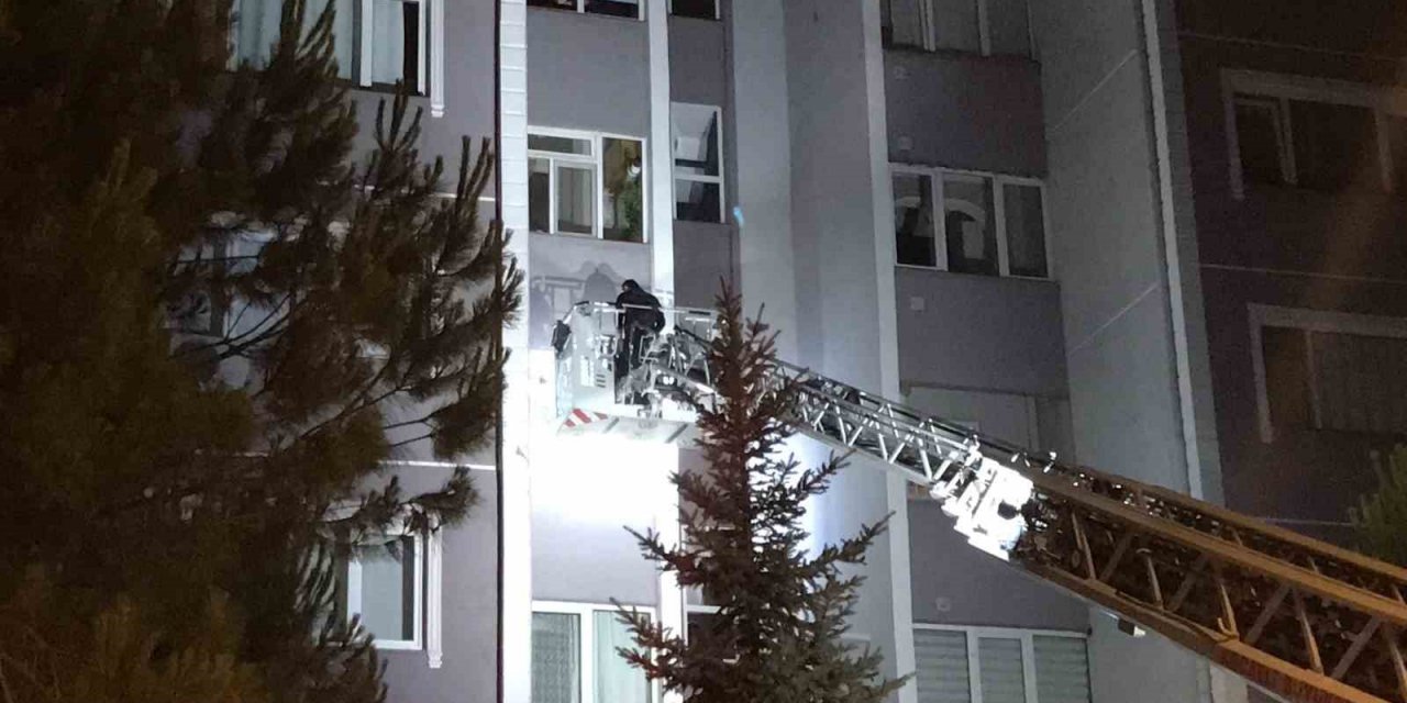 Çilingir kapıyı açamayınca iş itfaiyeye düştü: Pencereden girerek kapıyı açtılar
