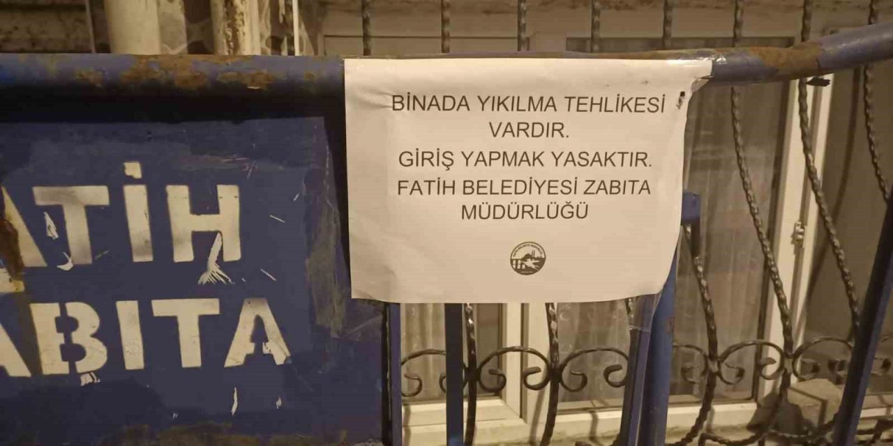 Fatih’te inşaat temeli kazılırken hasar gören bina boşaltıldı