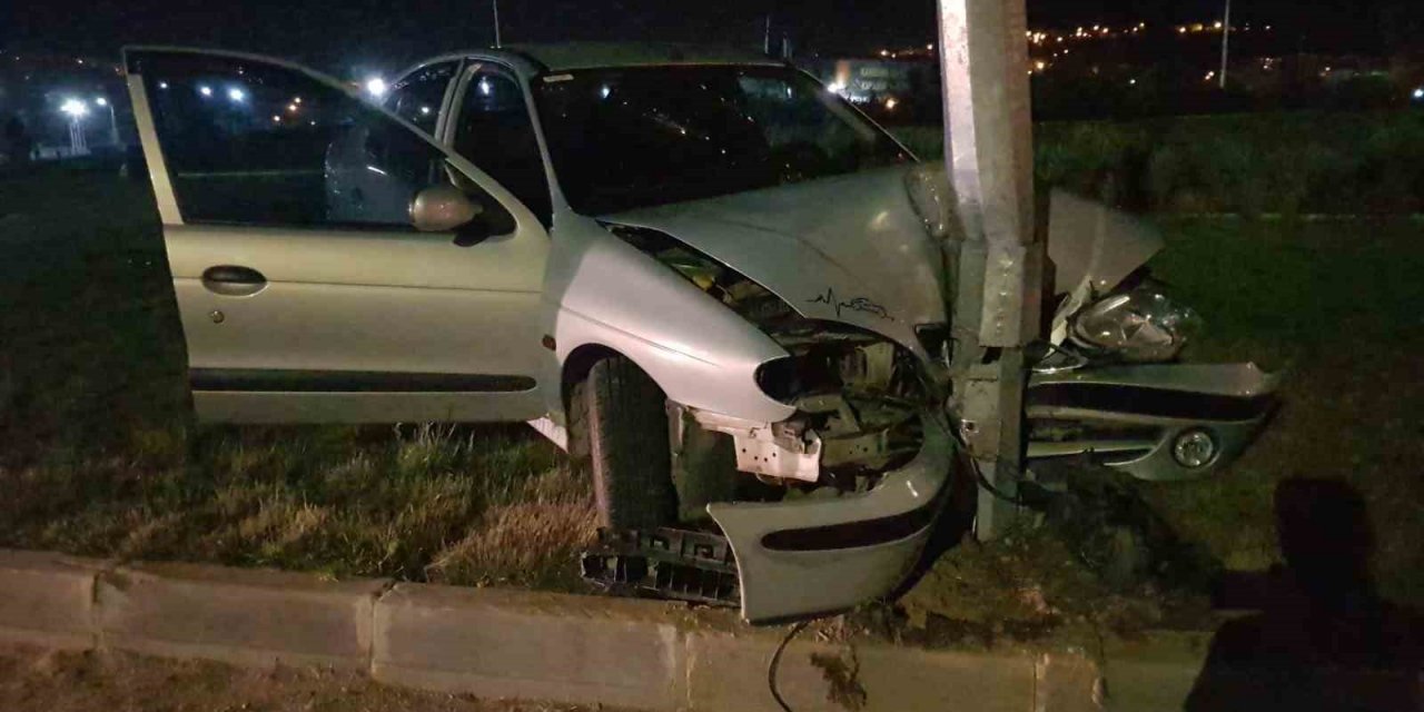 Alkollü sürücü aracıyla refüje çıkıp aydınlatma direğine çarptı