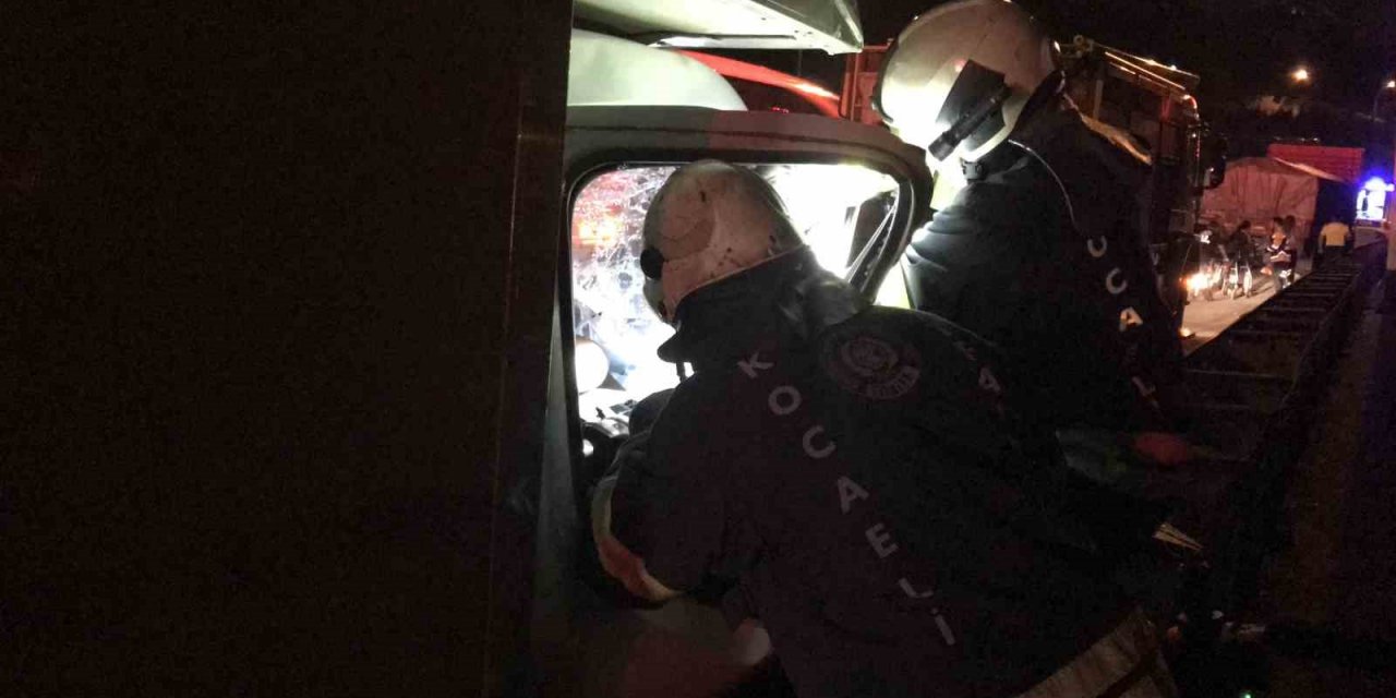 Önce kazada sıkıştığı yerden kurtuldu, ardından araçtaki cep telefonu için ekipleri harekete geçirdi
