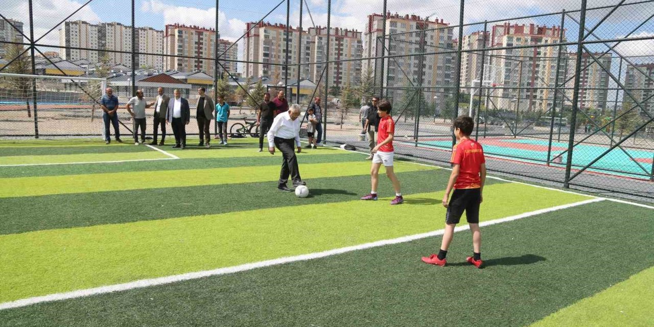 Yeşilyurt Park Alanı’nı inceleyen Başkan Büyükkılıç, gençlerle buluştu
